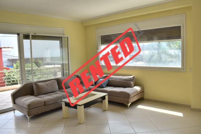 Apartament 2+1 me qira ne rrugen Kasem Shima prane Casa Italia ne Tirane.
Nodhet ne katin 2 te nje 